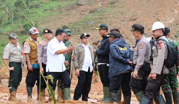 mensos-serahkan-bantuan-bagi-korban-longsor-sukabumi