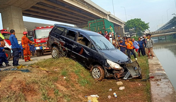 minibus-terjun-ke-kalimalang-petugas-masih-cari-korban-hilang