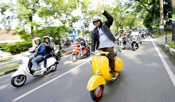 naik-vespa-kang-uu-ulin-bareng-ratusan-gesat-riders-ke-pangalengan