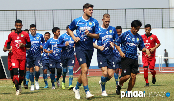 hadapi-persipura-persib-terancam-tanpa-dua-bek-andalan