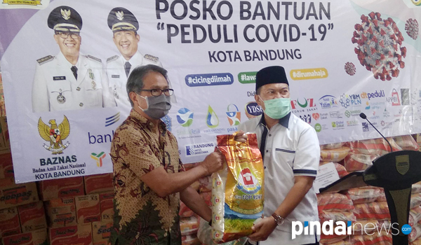 pemkot-bandung-bagikan-23-ribu-paket-sembako-kepada-warga-miskin