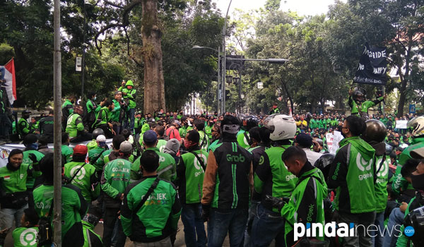 ribuan-ojol-bandung-gelar-aksi-minta-kejelasan-tarik-penumpang