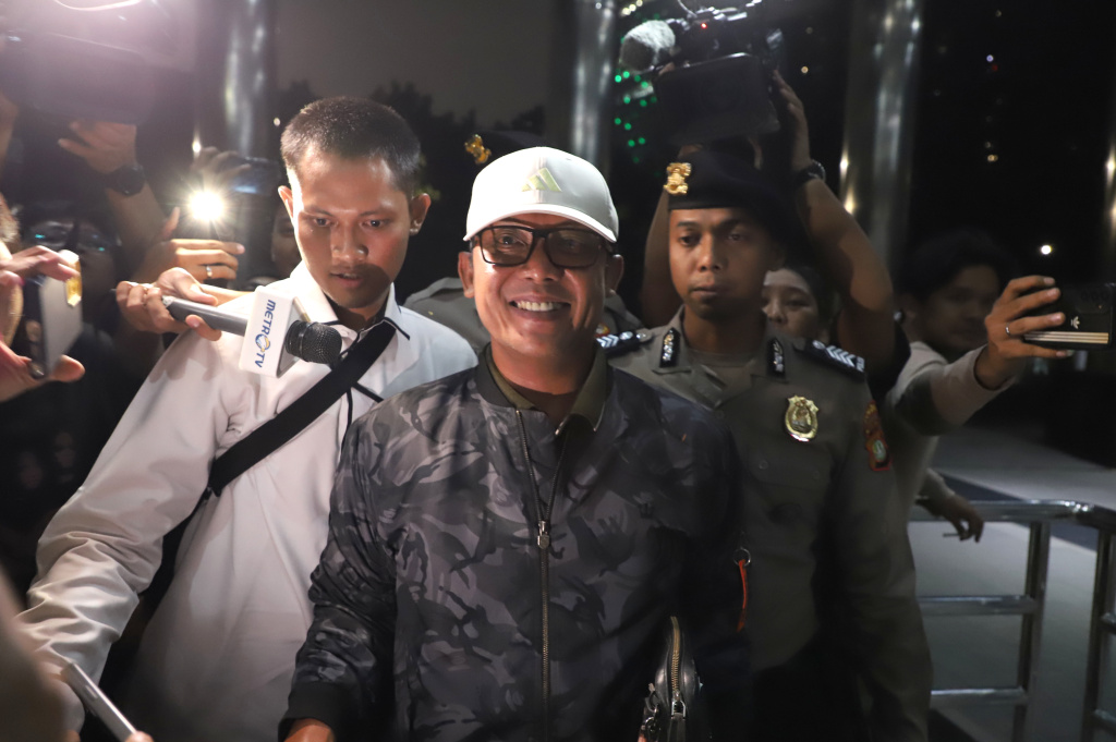 kpk-tangkap-bupati-lampung-tengah-sita-uang-dan-emas-dalam-ott