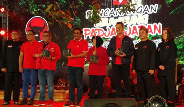 pdip-tanam-220000-bibit-pohon-di-jawa-barat