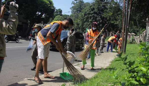 puluhan-pelanggar-psbb-di-bogor-dikasih-sanksi-bersihkan-jalan