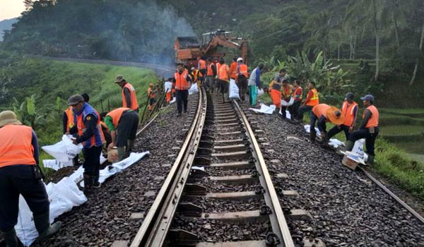 pembongkaran-rumah-terdampak-reaktivasi-jalur-cibatu-garut-capai-30