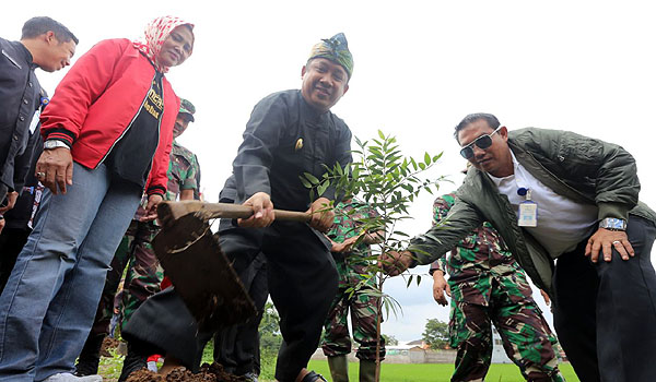 pemkot-bandung-tanam-ratusan-pohon-di-bantaran-sungai-cipamokolan