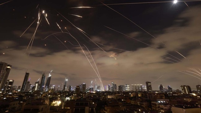 iran-serukan-siap-berperang-dengan-israel-hingga-10-tahun