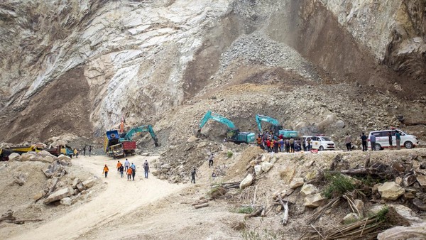 update-longsor-gunung-kuda-17-orang-ditemukan-tewas