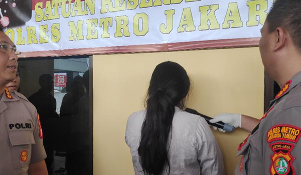 pelaku-hoax-corona-ditangkap-tersangka-menangis-dan-meminta-maaf