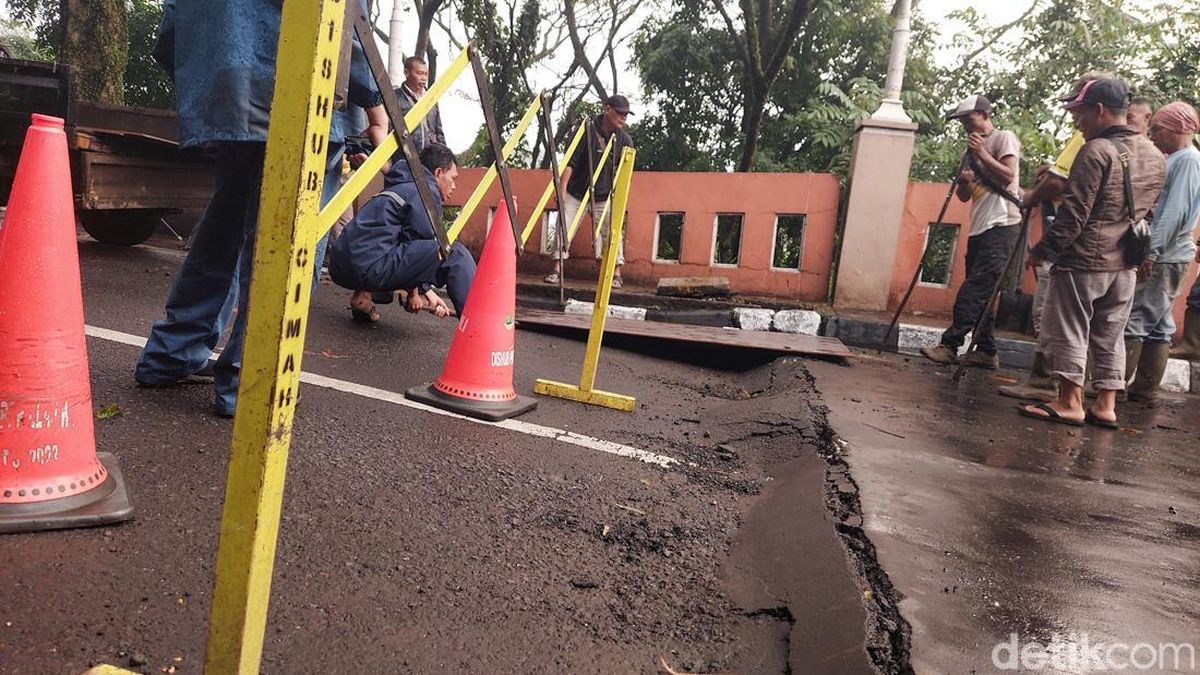 sempat-amblas-jalan-depan-kantor-wali-kota-cimahi-bisa-dilalui