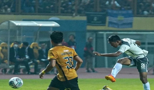 Liga Indonesia: Persib Gagal Raup Poin Penuh, Borneo Hajar Arema