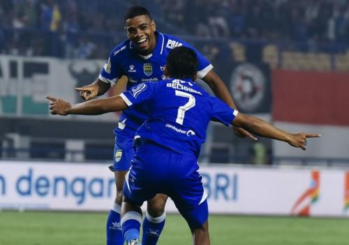 persib-dengan-10-pemain-berhasil-tumbangkan-persis-solo-skor-2-0