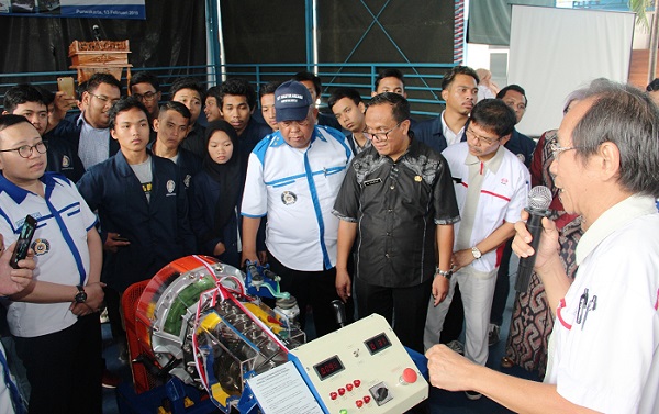 perusahaan-otomotif-salurkan-csr-mesin-ke-kampus-di-purwakarta