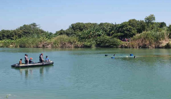 petugas-gunakan-drum-angkat-bangkai-pesawat-dari-dalam-sungai-cimanuk