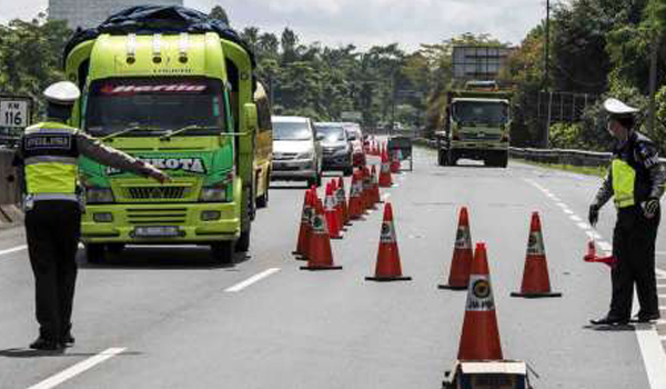 korlantas-polri-tahan-20-truk-di-tol-jakarta-cikampek