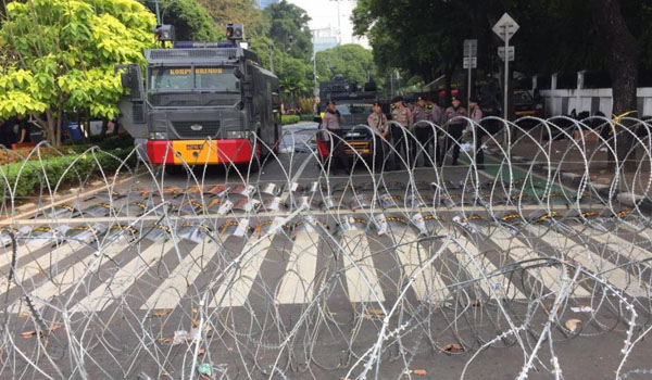 setelah-penetapan-rekapitulasi-polisi-tetap-siaga-di-gedung-kpu