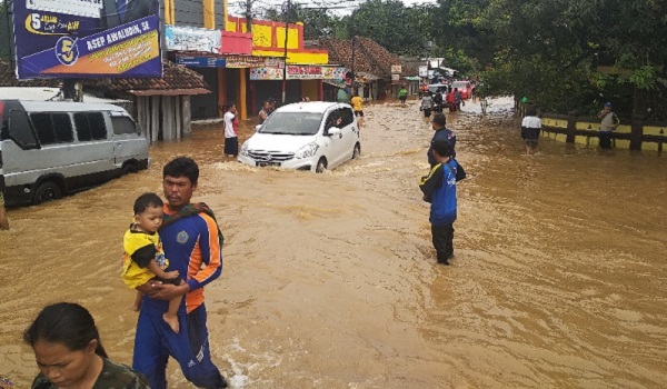 polisi-terapkan-sistem-buka-tutup-di-jalan-labuan-banten