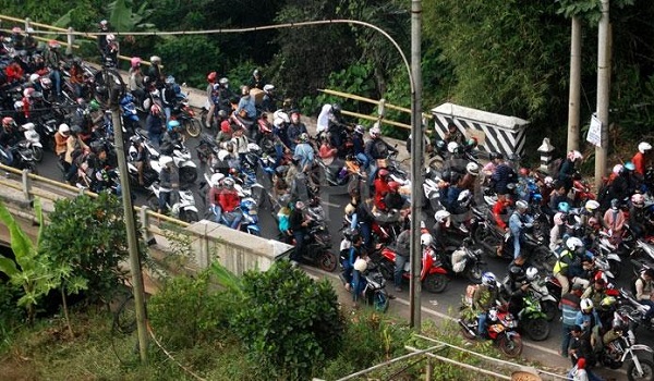 polres-garut-sita-puluhan-motor-parkir-sembarangan