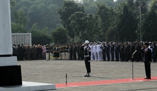 presiden-jokowi-peringati-hari-pahlawan-di-tmp-cikutra