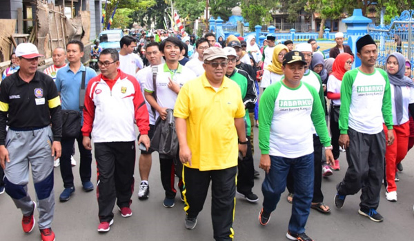 ratusan-warga-sukabumi-jalan-santai-bareng-kang-uu