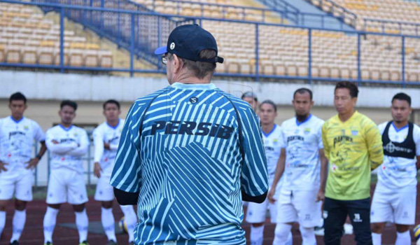 tiga-pemain-absen-robert-gelar-evaluasi-sebelum-latihan