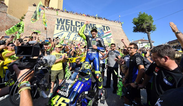 mudik-bawa-motor-yzr-m1-rossi-disambut-warga-tavullia