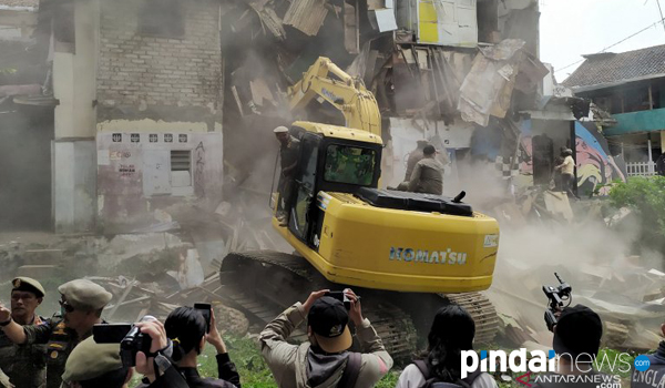 lima-polisi-terlibat-bentrokan-di-tamansari-bandung-dikenai-sanksi