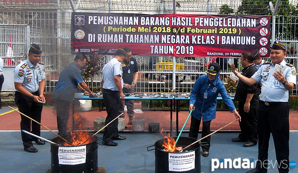 rutan-kebonwaru-musnahkan-ratusan-ponsel-dan-barang-elektronik