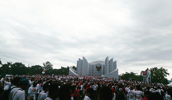 sambut-jokowi-ribuan-orang-tumplek-di-monju-kota-bandung