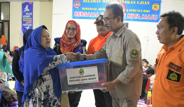 pj-sekda-jabar-serahkan-bantuan-logistik-untuk-korban-banjir-baleendah