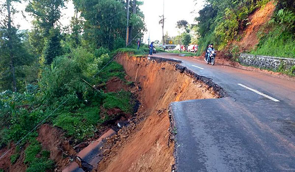 sempat-ditutup-akibat-longsor-jalur-utama-cianjur-selatan-dibuka-lagi