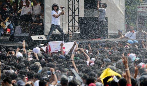 walau-hujan-lebat-slank-tetap-pukau-penonton-di-medan