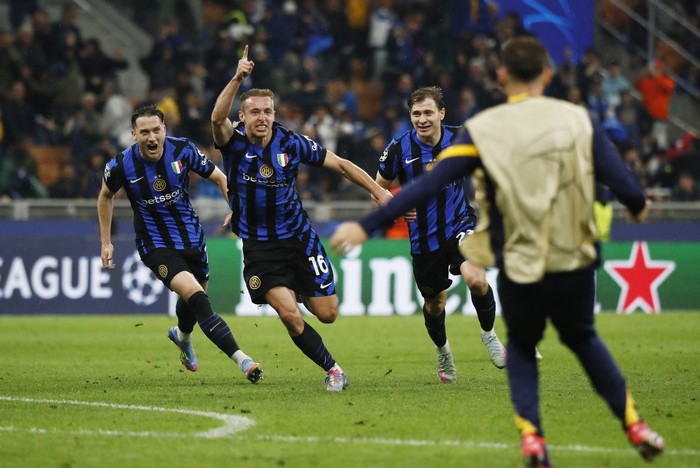 drama-7-gol-warnai-kemenangan-inter-milan-atas-barcelona-skor-4-3