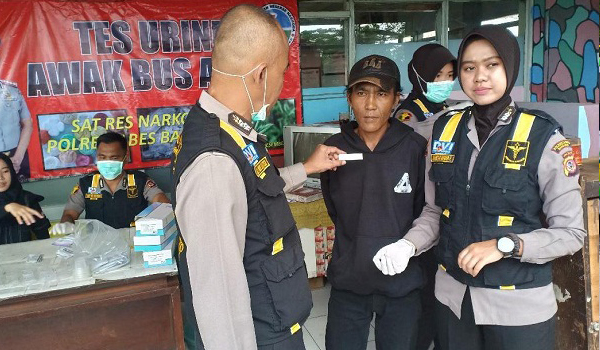 antisipasi-human-error-saat-mudik-polisi-cek-urine-sopir-bus