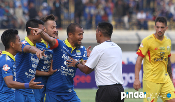 mulai-sekarang-pemain-persib-harus-bayar-sendiri-denda-kartu-kuning