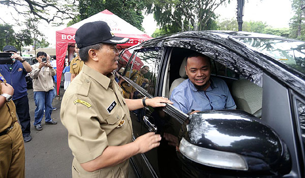 tak-miliki-tempat-sampah-puluhan-mobil-dilarang-masuk-balai-kota