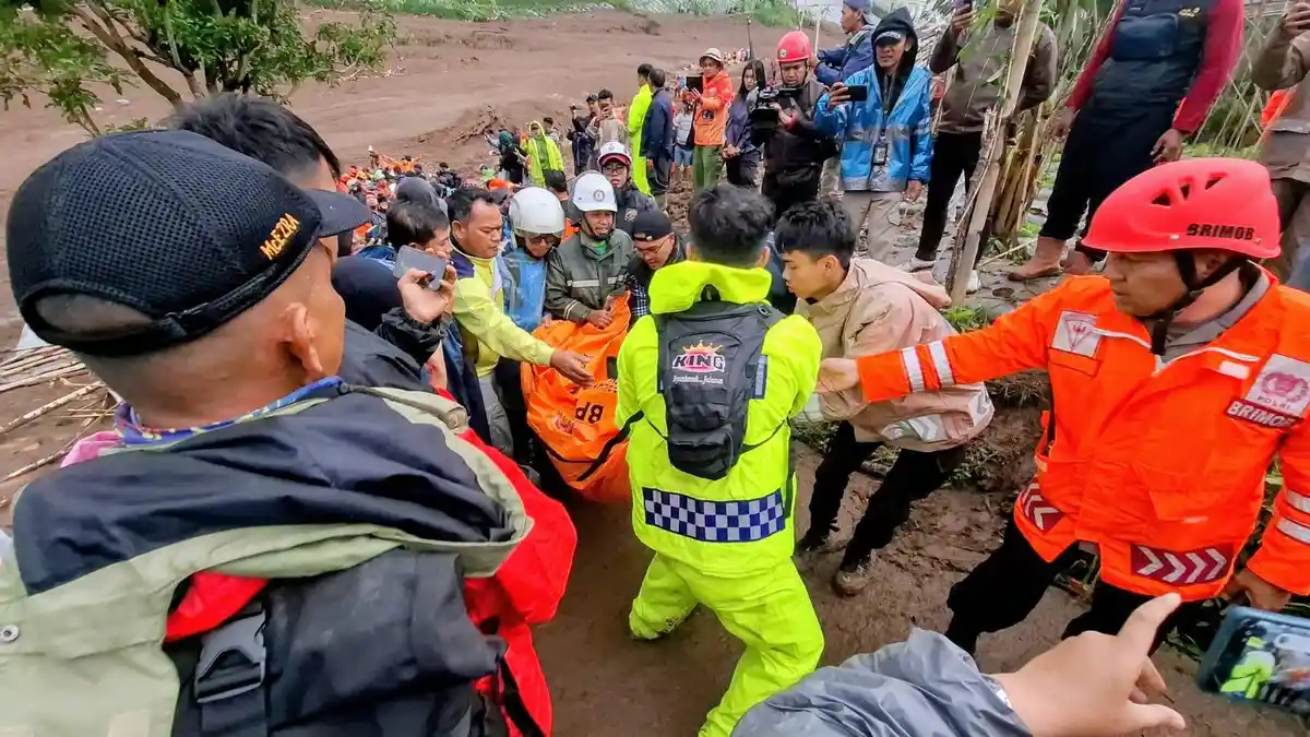 longsor-cisarua-tewaskan-17-orang-23-prajurit-marinir-ikut-tertimbun