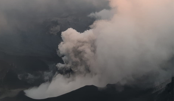 gunung-tangkuban-parahu-terpantau-masih-keluarkan-asap-putih-pagi-ini