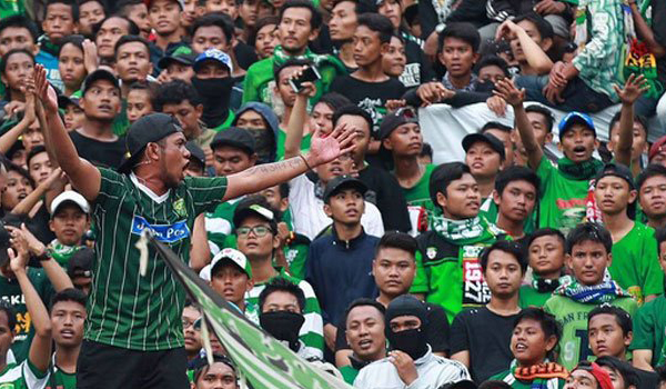 jelang-final-ini-pesan-khohifah-untuk-bonek-dan-aremania