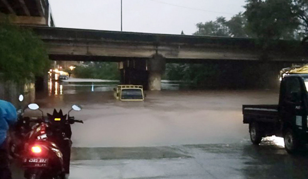 asosiasi-20000-truk-ekspedisi-barang-di-jakarta-lumpuh-akibat-banjir