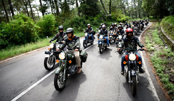 tunggangi-royal-enfield-emil-jelajahi-objek-wisata-di-sukabumi