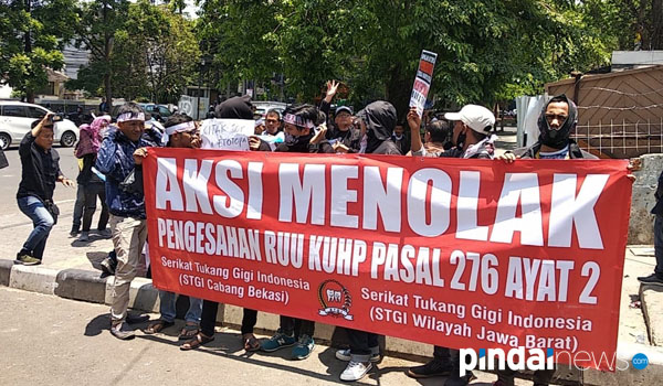 tukang-gigi-di-jabar-ikut-demo-tolak-ruu-kuhp