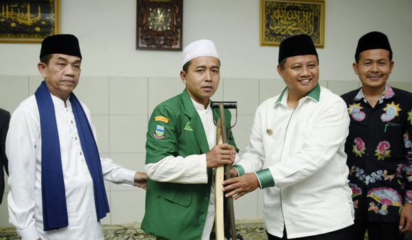 wagub-jabar-serahkan-alat-pertanian-untuk-gerakan-program-santani