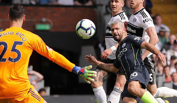 video-blunder-bek-fulham-bantu-man-city-gusur-liverpool-dari-puncak