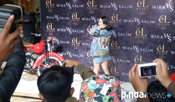 wika-salim-jajal-dunia-fashion-kenakan-jaket-garapan-sendiri