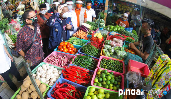 wakil-wali-kota-bandung-susur-pasar-sosialisasikan-pakai-masker