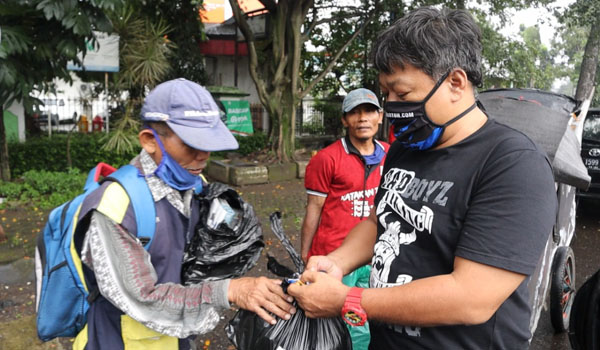 bobotoh-bergerak-bagi-bagi-masker-dan-sembako